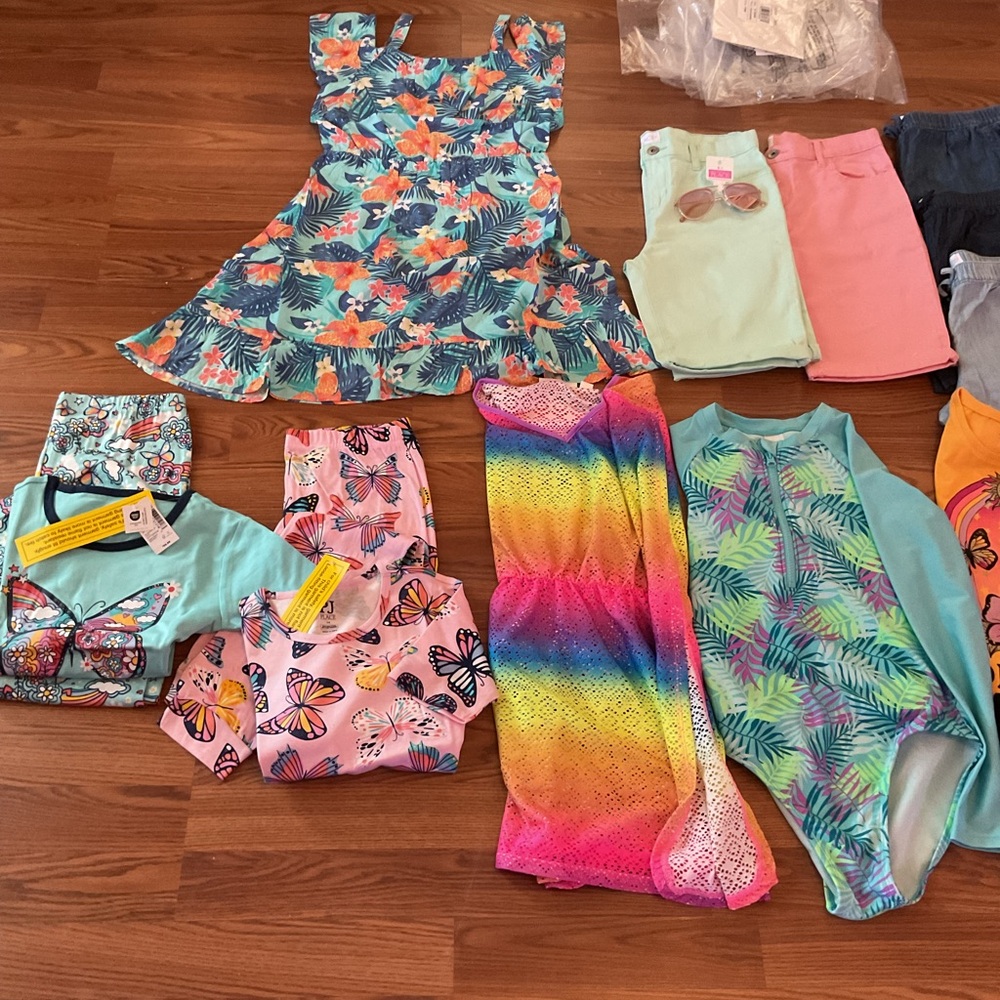 **SOLD ** Colorful Kids Clothing Bundle - Picture 15 of 16